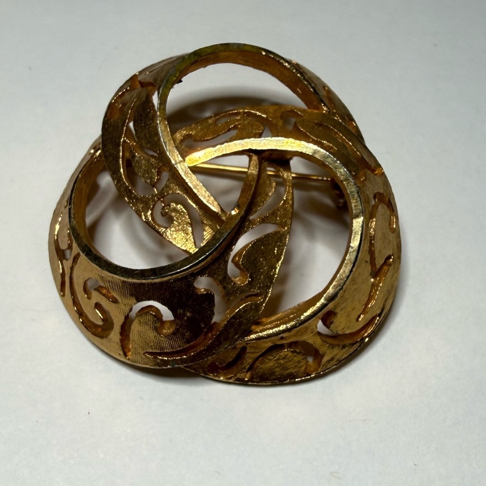 Vintage BSK Gold Tone Openwork Swirl Circle Brooch Pin